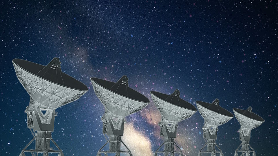 Im Hintergrund ein phantasievoll dargestellter nächtlicher Sternenhimmel, im Vordergrund eine Reihe von fünf Radioteleskopen, deren Saatellitenschüsseln in das Weltall gerichtet sind